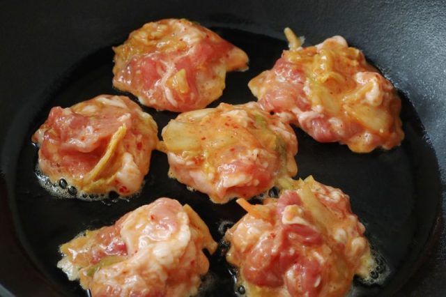 豚キムチのピカタ