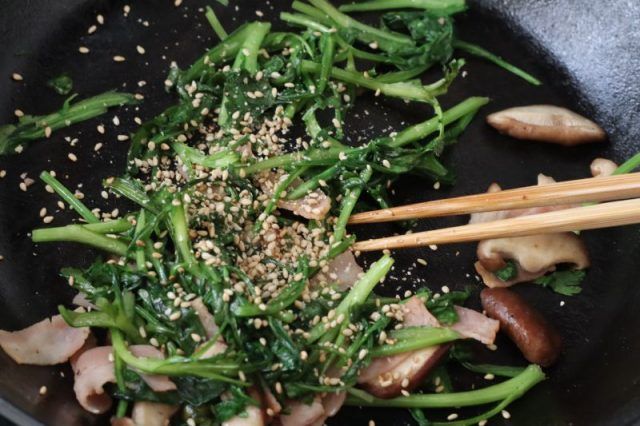 春菊としいたけの炒めもの