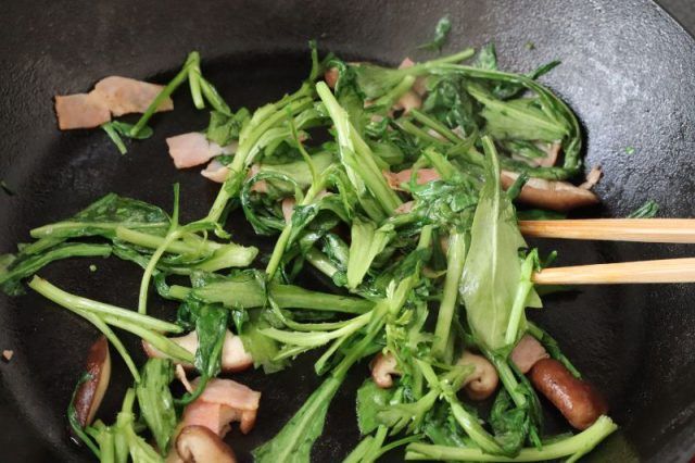 春菊としいたけの炒めもの