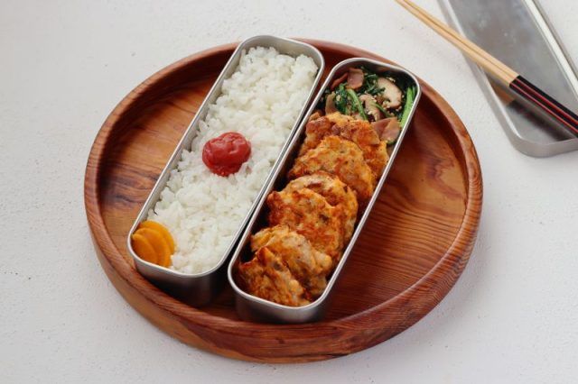 「豚キムチのピカタ」「春菊としいたけの炒めもの」2品弁当