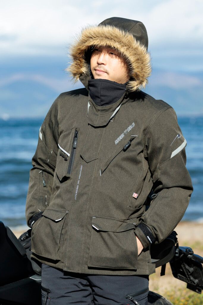 【ROUGH&ROAD】冬のバイク防寒対策！ 電熱に頼らない冬装備“プリマロフト”の底力を見る