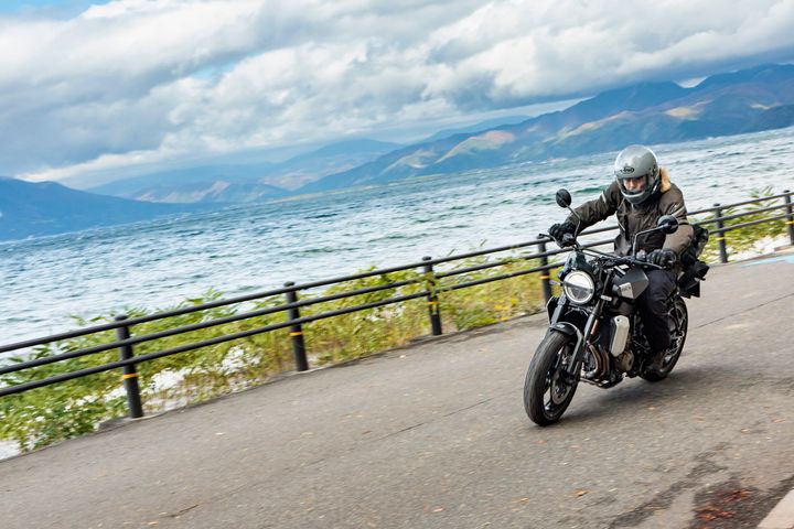 【ROUGH&ROAD】冬のバイク防寒対策！ 電熱に頼らない冬装備“プリマロフト”の底力を見る