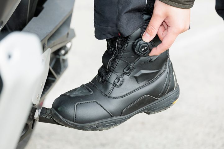 【ROUGH&ROAD】冬のバイク防寒対策！ 電熱に頼らない冬装備“プリマロフト”の底力を見る