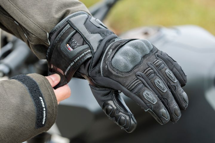 【ROUGH&ROAD】冬のバイク防寒対策！ 電熱に頼らない冬装備“プリマロフト”の底力を見る