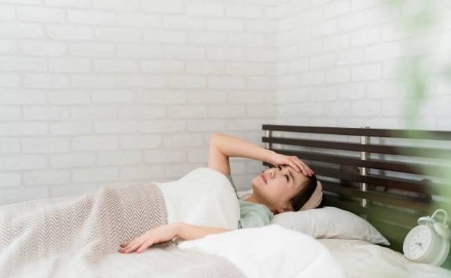 熱で苦しむ女性のイメージ