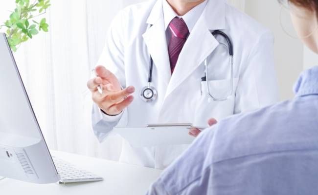 医師の診察を受けているイメージ