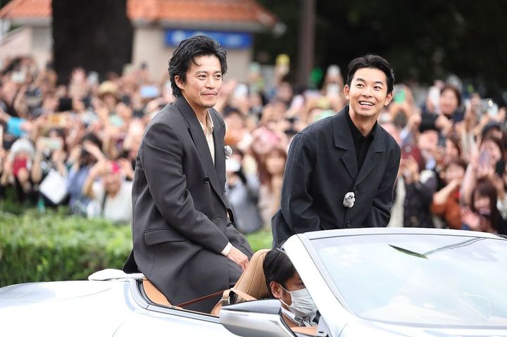 名古屋まつりでの2026年NHK大河ドラマ「豊臣兄弟！」織田信長役の小栗旬（左）と豊臣秀長役・仲野太賀。2025年10月19日、名古屋市