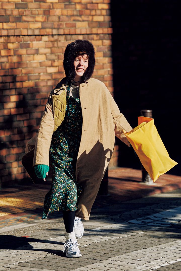 エプロンをワンピースのように着こなすのが2026年のおしゃれさん。【本日のFUDGE GIRL-1月18日】