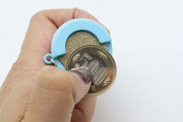 ダイソーのレトロコインケースに入れた500円をスライドして出す