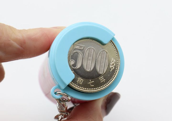 ダイソーのレトロコインケースに500円を入れる