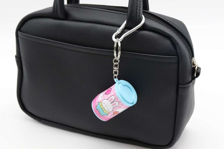 ダイソーのレトロコインケースをカバンに付ける