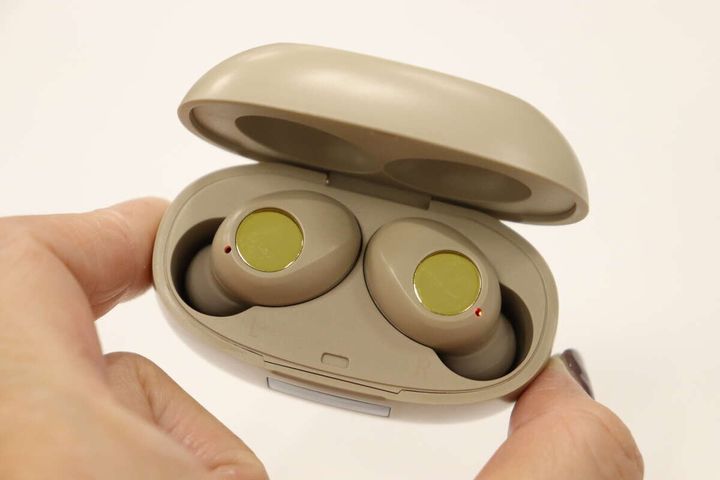 完全ワイヤレスイヤホン（ベージュ×ゴールドカラー） LEDインジケーター点灯