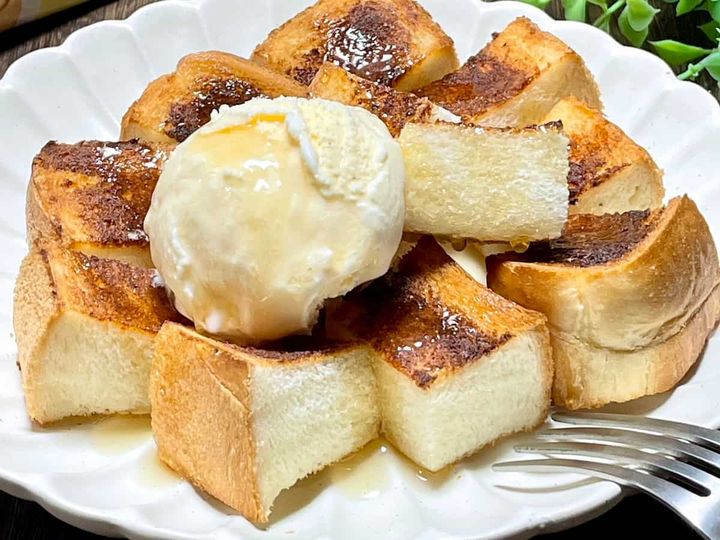 クワトロフォルマッジ風ハニートーストバニラアイスのせ