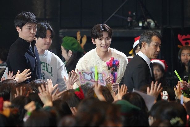 客席に降りて“神対応”を見せたチ・チャンウク [c]Ji Chang Wook Japan Official Fanclub