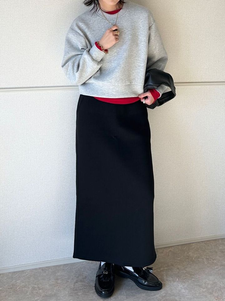 GUパフスウェットプルオーバーと赤インナーレイヤードコーデ