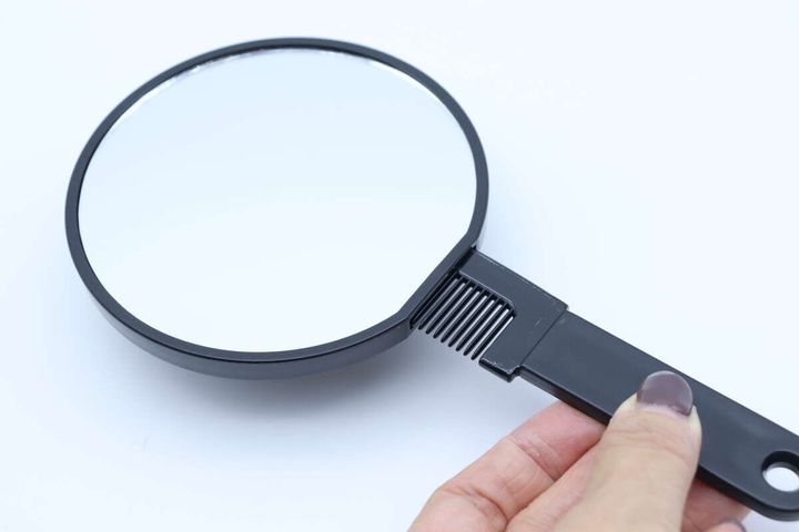 ダイソーの櫛付きハンドミラー（ラウンド）の持ち手を引き抜く