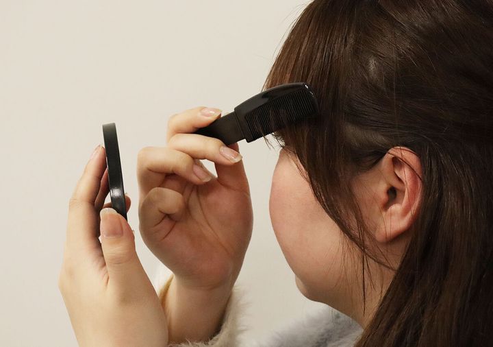 ダイソーの櫛付きハンドミラー（ラウンド）で身だしなみチェックする