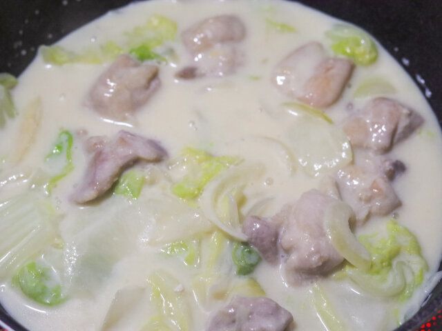 火を止めてから水溶き片栗粉を加え、全体を混ぜたら、再び火にかけてとろみがつくまで混ぜながら煮詰める。