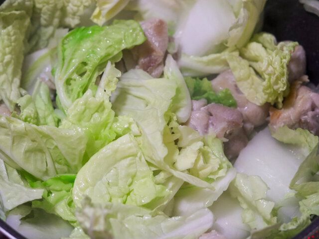 しんなりしてきたら、にんにくを加えてさっと炒め、白菜の葉も加えて軽く炒める。