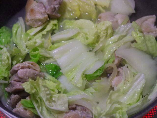 酒、水を加え、煮立ったら弱火にして混ぜながら2～3分煮る。