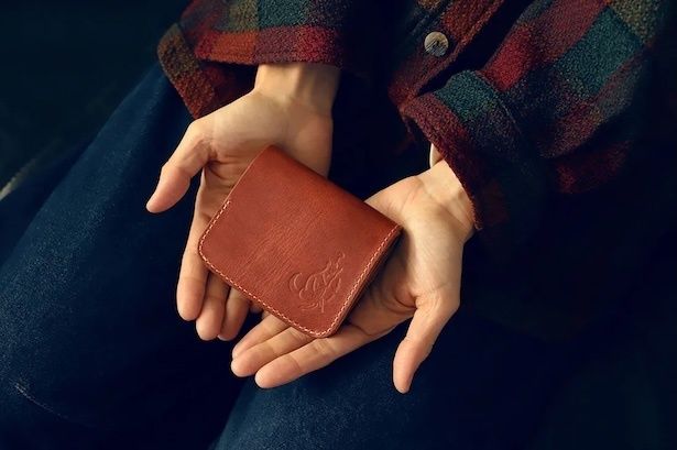 ポケットや小さなバッグにも収まりやすいミニ財布