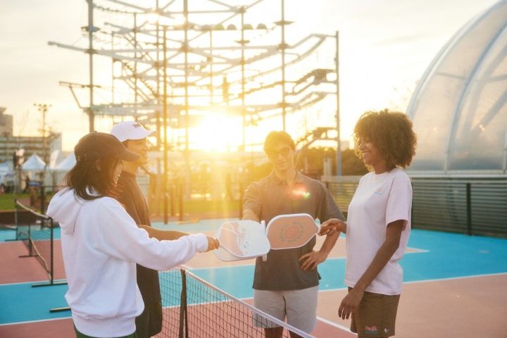 Pacific PICKLE CLUB コートで挨拶する人