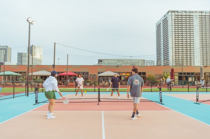 Pacific PICKLE CLUB コートでプレイする人