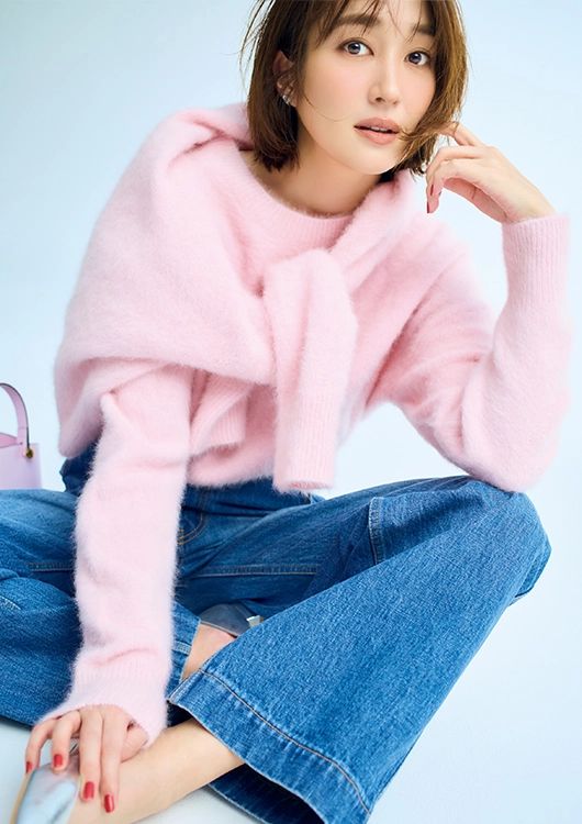 ピンクニットを着た高梨臨さん