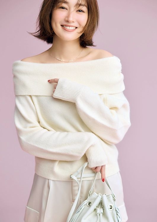 オフショルニットを着た高梨臨さん