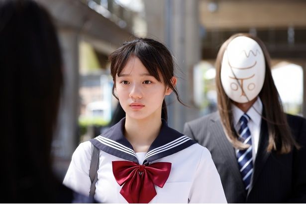 【写真を見る】美咲は、親友の皐月と共に廃墟を訪れてから“神様”が憑くようになってしまう(『とれ！』) [c]2025 「とれ！」製作委員会