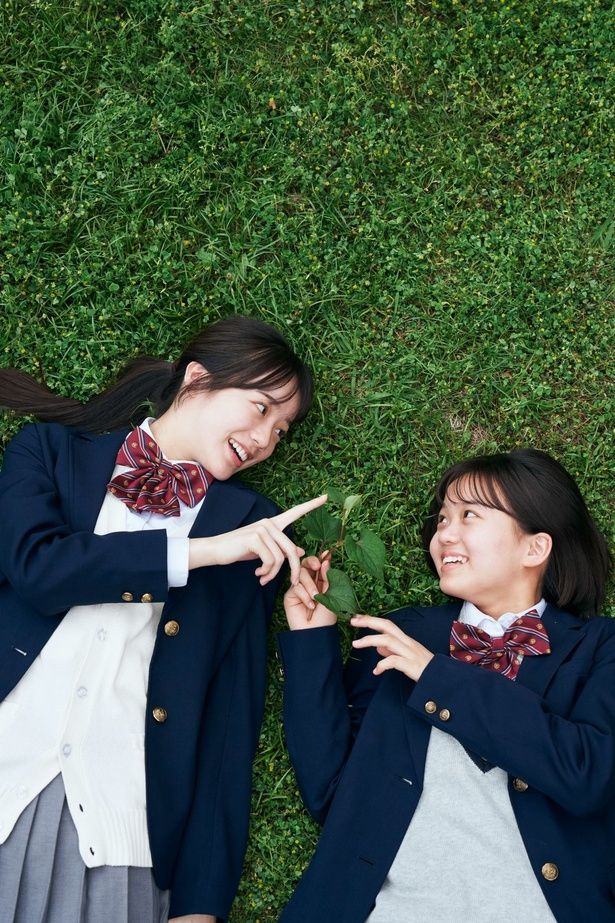 中島が大島美優と共に主演を務め、休部中の「雑草研究部」を復活させるべく奔走する『ザッケン！』 [c]2026上村奈帆・モノガタリラボ・プクプク／小学館／『ザッケン！』製作委員会