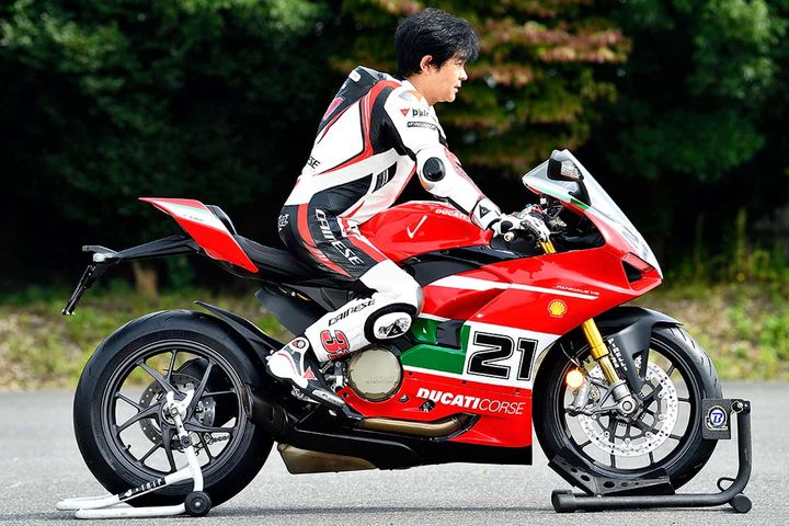 【腹筋と背筋だけで上半身を支える】基本のフォームを覚えるときは、股間まわりにスペースを持たせつつ背中を伸ばしたままシートに座る。次に、腰は寝かさないよう注意しながら背中を丸め、腹筋と背筋でムリなく上半身を支えていられる姿勢を探る