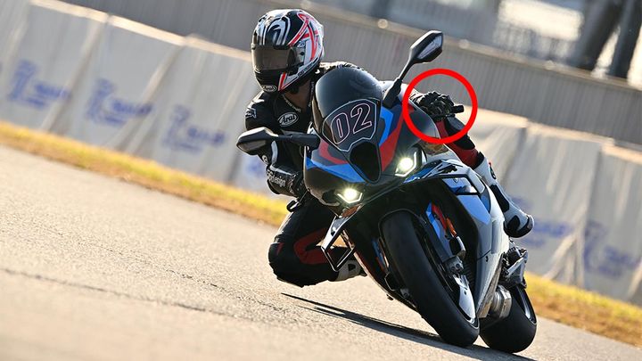 【左手の押し引きでハンドルを真っ直ぐに】誰でも無意識に微妙なハンドル入力でバランスを保とうとしている。一方プロは肩からイン側ハンドルを押したり、左手で押し引きするなど、積極的に操作する