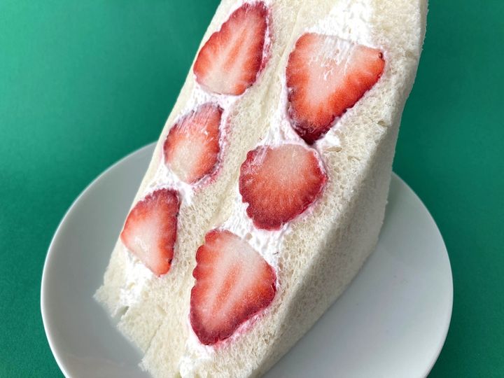 「うんんんんま！！！」「朝一で買いに行った！」【ファミマ数量限定】ホイップたっぷりのいちごサンド