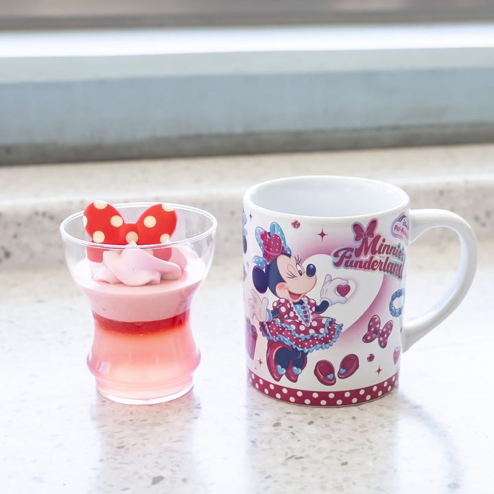 東京ディズニーランド“ミニーのファンダーランド”ストロベリームース＆ピーチゼリー、スーベニアカップ付き