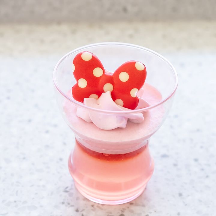 東京ディズニーランド“ミニーのファンダーランド”ストロベリームース＆ピーチゼリー、スーベニアカップ付き2