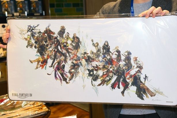 「ファイナルファンタジーXIV: 黄金のレガシー ゲーミングマウスパッド」 (C) SQUARE ENIX 撮影：ソムタム田井