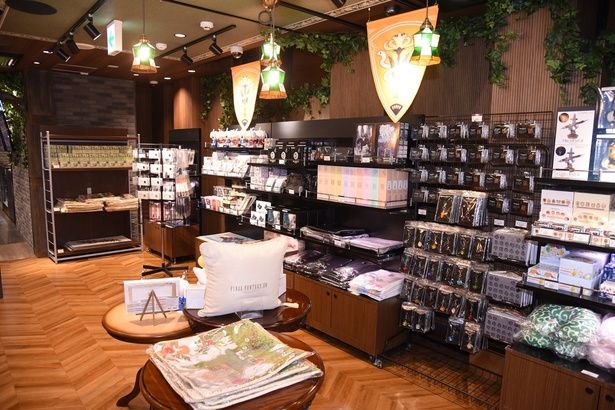 多彩な「FF XIV」グッズが並ぶ店内 (C) SQUARE ENIX 撮影：ソムタム田井