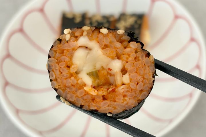 まろやかチーズにキムチの後味【ローソン】韓国風海苔巻きを食べてみた！