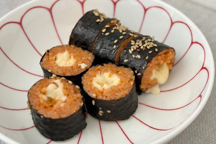 まろやかチーズにキムチの後味【ローソン】韓国風海苔巻きを食べてみた！