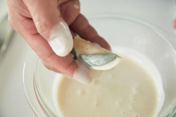 ハーブを巻きつける