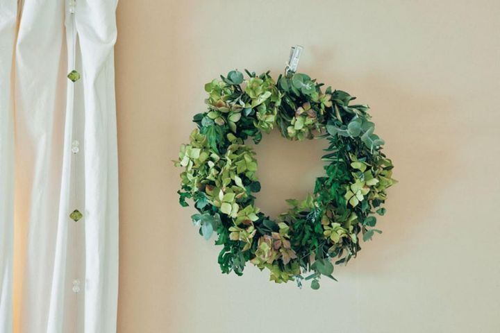 常緑樹のユーカリやオリーブは、カジュアルなリースに仕立て、少しずつドライになる変化も楽しみます。