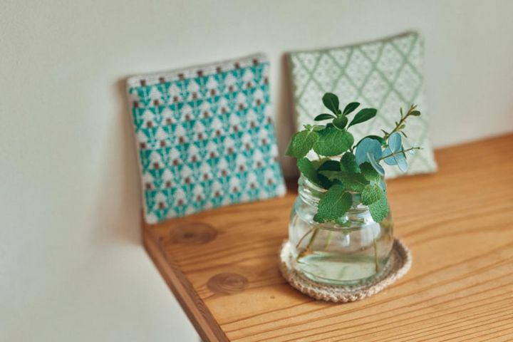 庭のグリーンを小さく生けるだけで部屋がいきいきと。