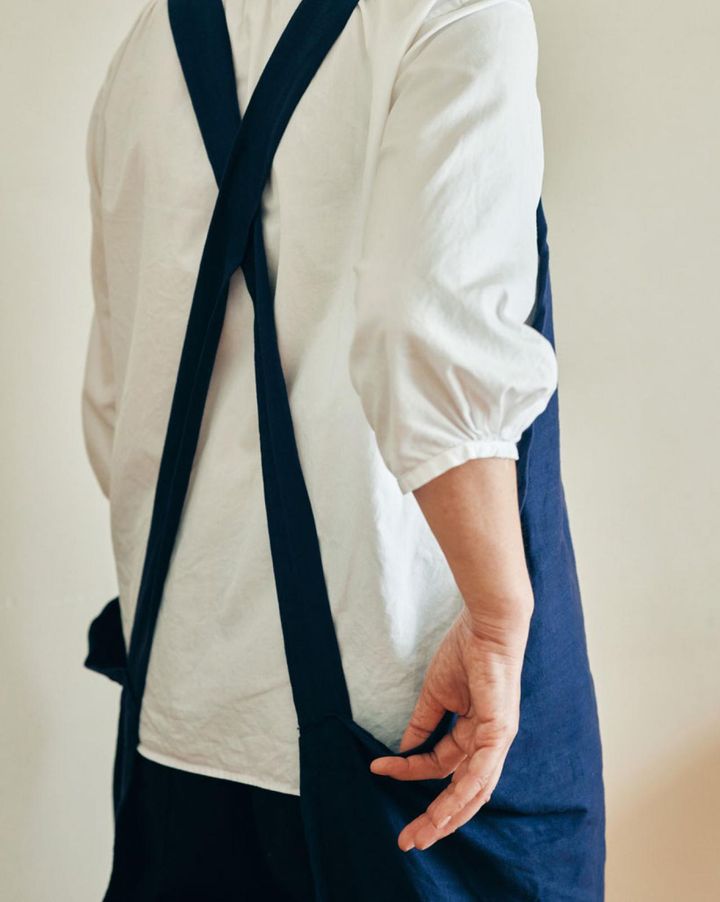 以前使っていたエプロンが使いやすかったので、それをもとに、さらに自分好みにアレンジ。太めのひもと首にかけない仕様は肩や首が凝らないように。さらにひもを結ばずかぶるだけのデザインなので気軽に着脱できます。