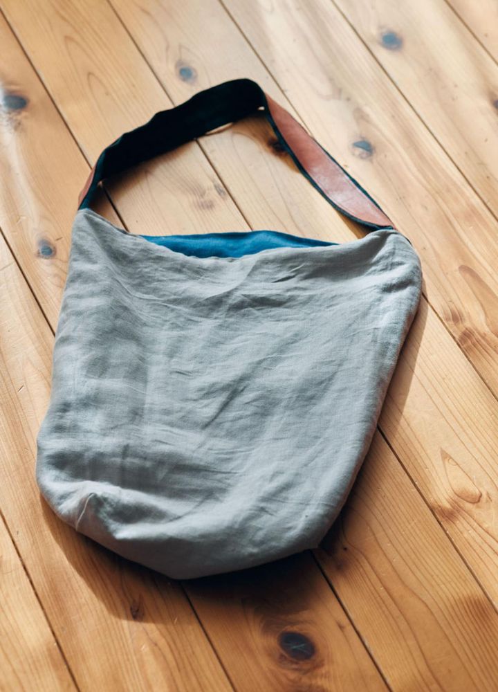 大きなポケットで大容量のトートが欲しくてつくったもの。革製のバッグは素敵だけれど重いので、持ち手にだけ革のはぎれをアクセントに使いました。