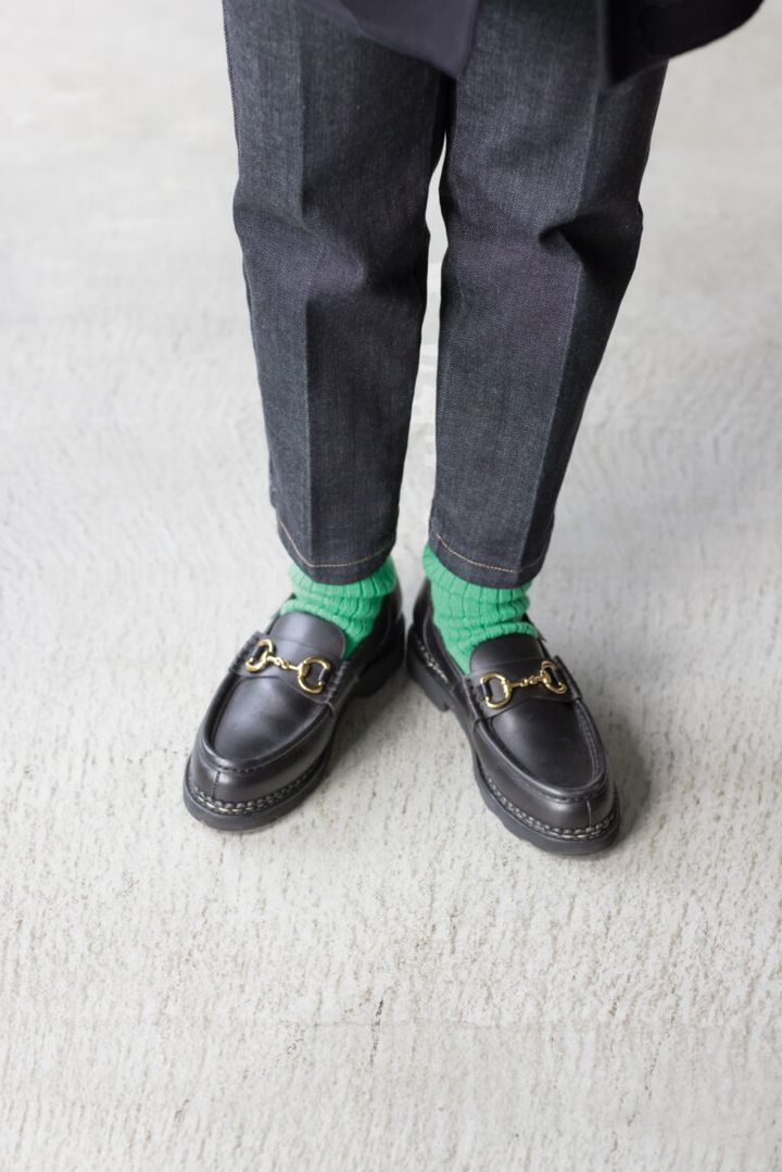 デニム×ローファーにカラーソックスは王道の可愛さ！