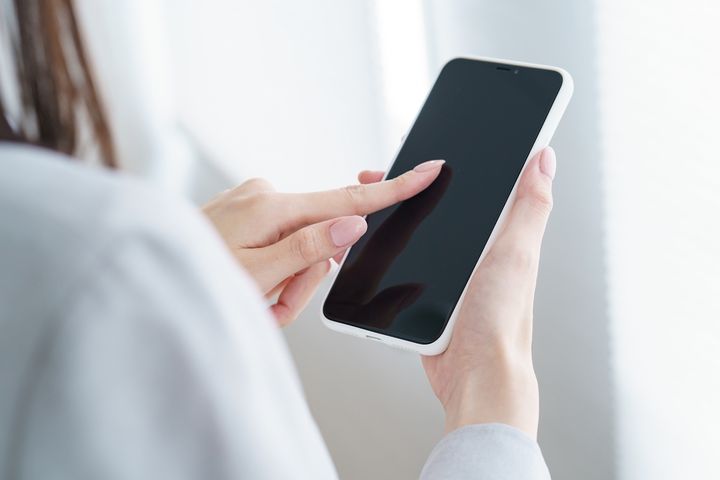 スマホを使う女性