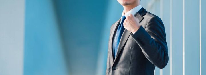 ガッツポーズする人