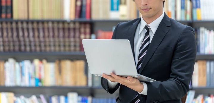 パソコンを操作する人