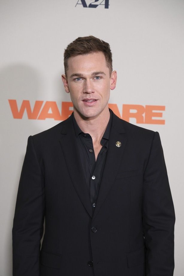 エリオットをサポートする狙撃手フランク役のテイラー・ジョン・スミス [c]Everett Collection/AFLO